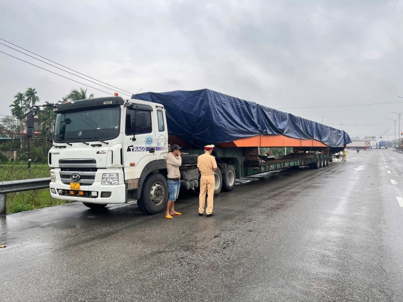 Chở hàng siêu trọng,  Vi phạm nhiều lỗi,  Cơ khí Hải Sơn,  Công ty Hải Sơn ảnh 2 Cho hang sieu trong,  Vi pham nhieu loi,  Co khi Hai Son,  Cong ty Hai Son anh 2