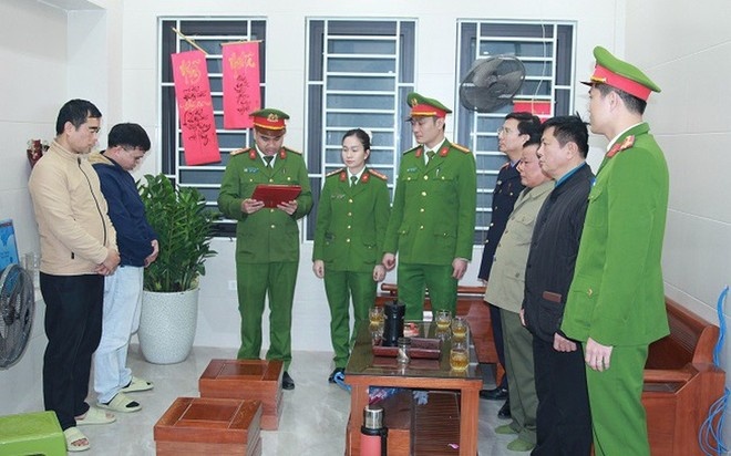 Giam doc chi dao nhan vien lam gia bao cao hinh anh