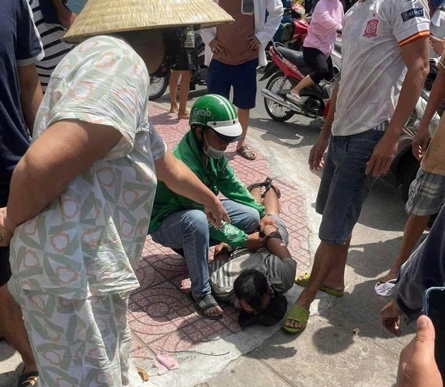 Clip bao ve sieu thi bat hai ten trom xe gan may hinh anh