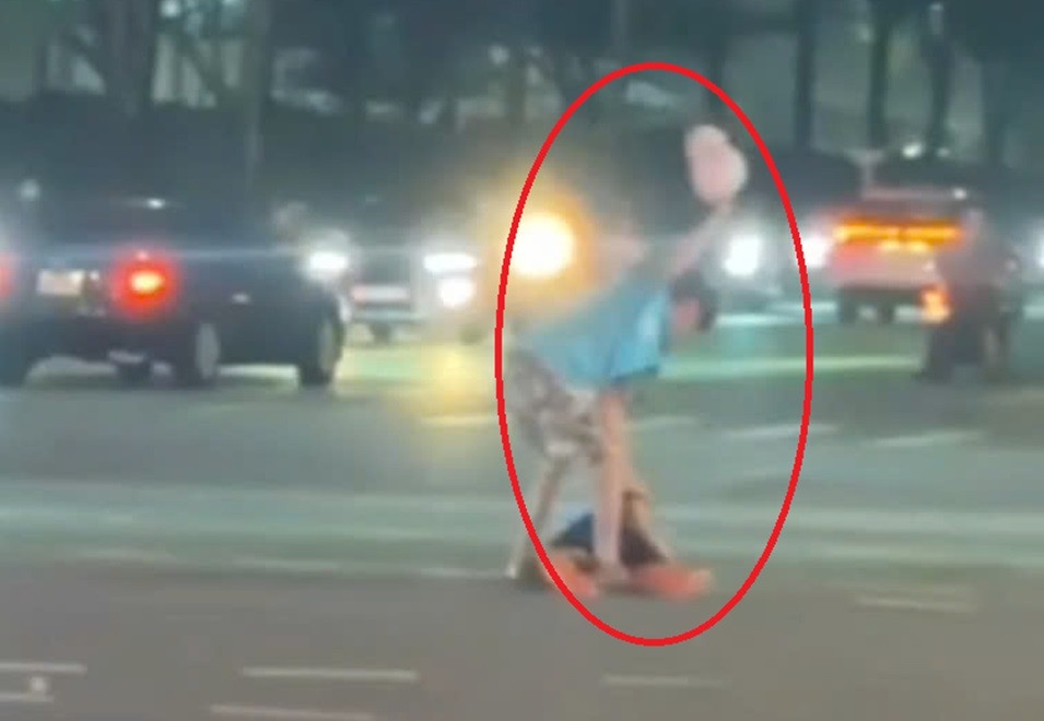 Bi danh sau va quet xe may, nguoi dan ong o Binh Duong chan thuong nao hinh anh