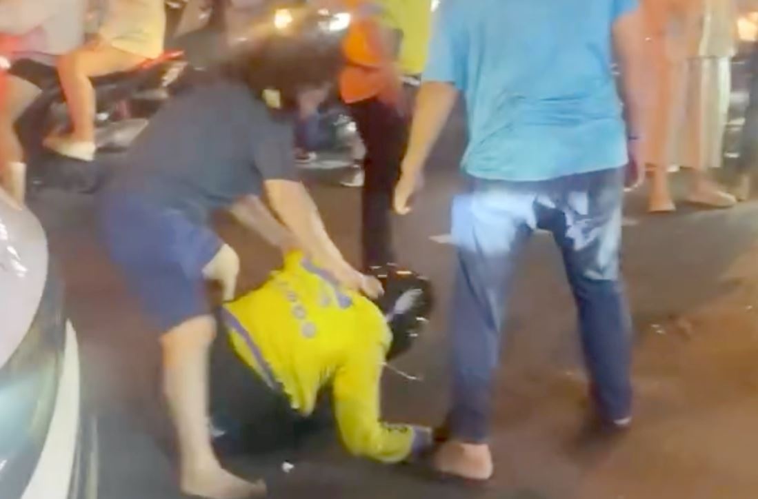 Tai xe xe om cong nghe bi doi nam nu danh toi tap giua duong hinh anh