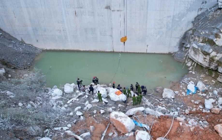 Hut can nuoc tim hai nan nhan mat tich o thuy dien Dak Mi 1 hinh anh