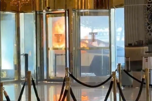 Xe Tesla Cybertruck phat no ben ngoai khach san Trump o Las Vegas hinh anh