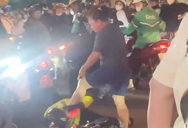 Doi nam nu hanh hung da man tai xe xe om cong nghe o TP.HCM hinh anh