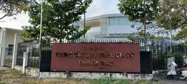 Khoi to Pho giam doc Trung tam luu tru lich su tinh Ca Mau hinh anh