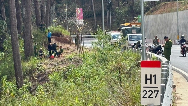 Cong an phong toa hien truong, dieu tra vu mot nguoi tu vong tren deo hinh anh