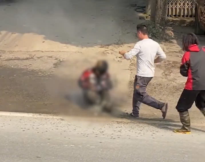 Nguoi dan phun nuoc dap lua cuu nguoi dan ong tu thieu hinh anh