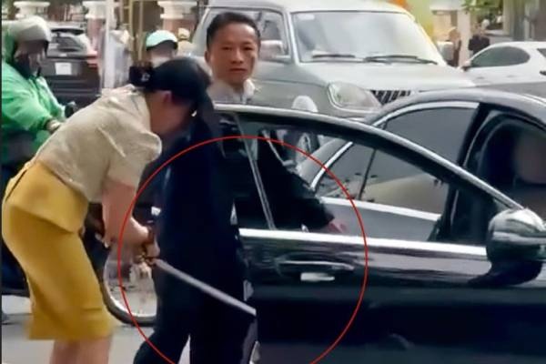 Xac dinh danh tinh nguoi cam kiem de doa nhan vien moi truong hinh anh