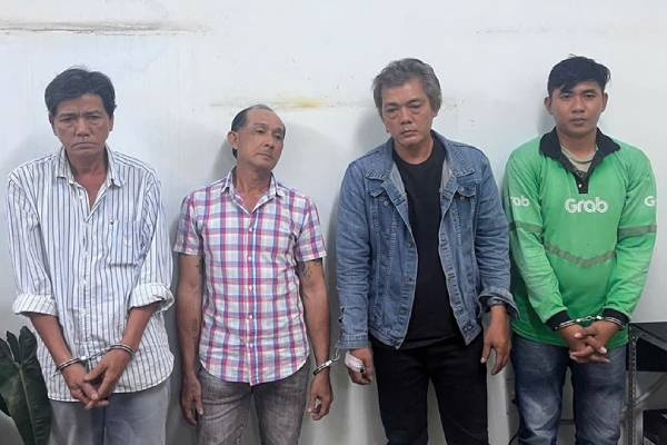 Bat khan cap 4 tai xe vu hon chien truoc cong benh vien o TP.HCM hinh anh