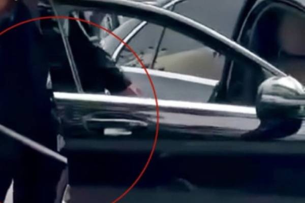 Nguoi dan ong di xe Mercedes rut kiem doa chem nhan vien moi truong hinh anh