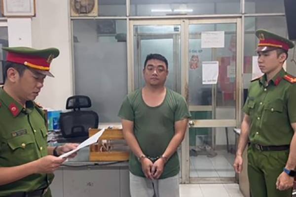 Khoi to tai xe 3 lan xuong xe danh nguoi o trung tam TP.HCM hinh anh