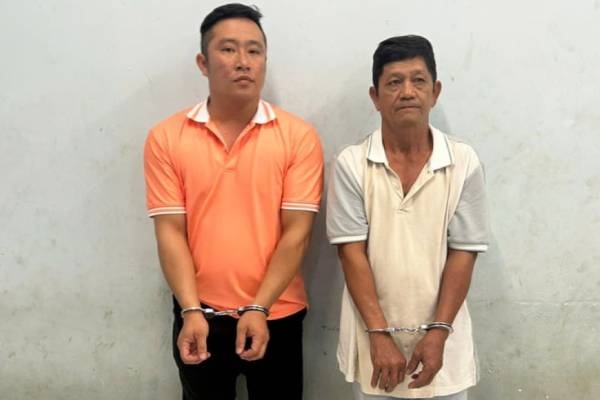 Bat khan cap 2 cha con danh tai xe xe cong nghe sau va cham giao thong hinh anh