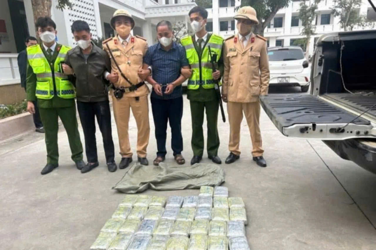 Bat chu tich xa o Nghe An vi lien quan duong day buon ma tuy hinh anh