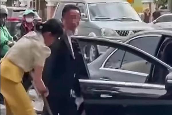 Rut kiem doa chem,  Di xe Mercedes anh 1