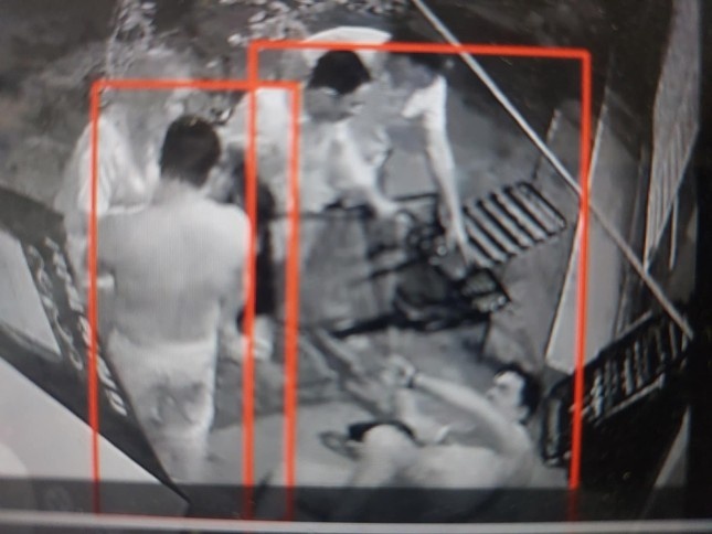 Tai xe taxi cong nghe o Binh Duong bi 3 nguoi danh guc tren duong hinh anh