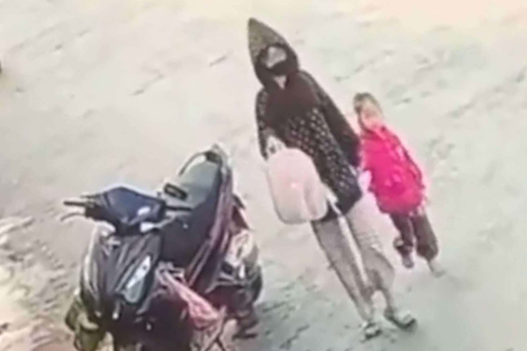 Cong an xac dinh nguoi phu nu vao truong mam non 'bat coc' chau be hinh anh