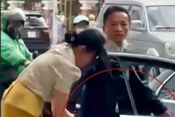 Lam ro nguoi di xe Mercedes rut kiem doa chem nhan vien moi truong hinh anh