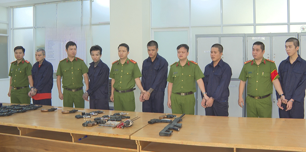 Bat giu trum do,  Che sung dan,  Le Nguyen Hanh anh 2