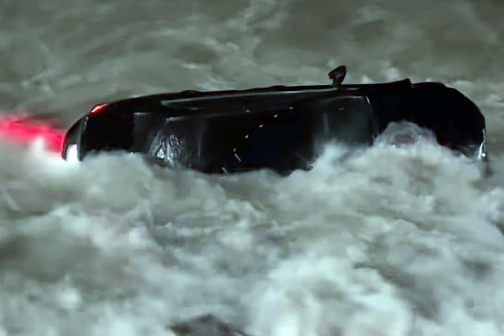 Hinh anh xe Mercedes lao xuong bien o Nha Trang hinh anh