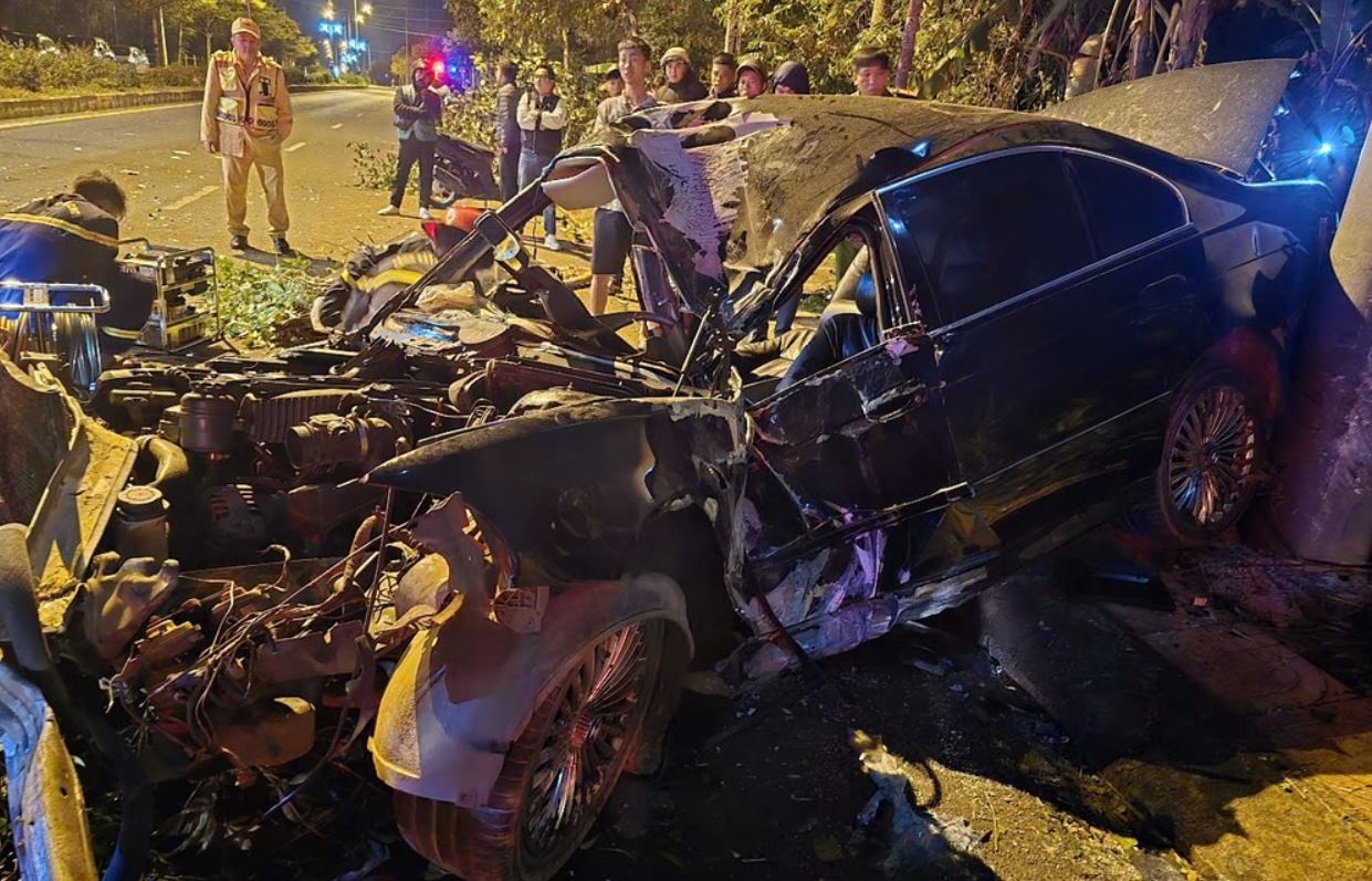 Xe BMW bep dum, tai xe mac ket trong ghe lai hinh anh