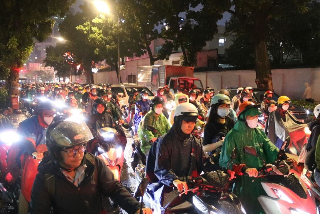 Sau con mua trai mua, thoi tiet TP.HCM nhung ngay toi ra sao? hinh anh