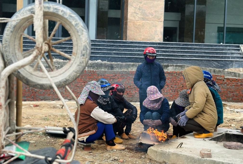 Nguoi lao dong chat vat tim viec ngay can Tet hinh anh