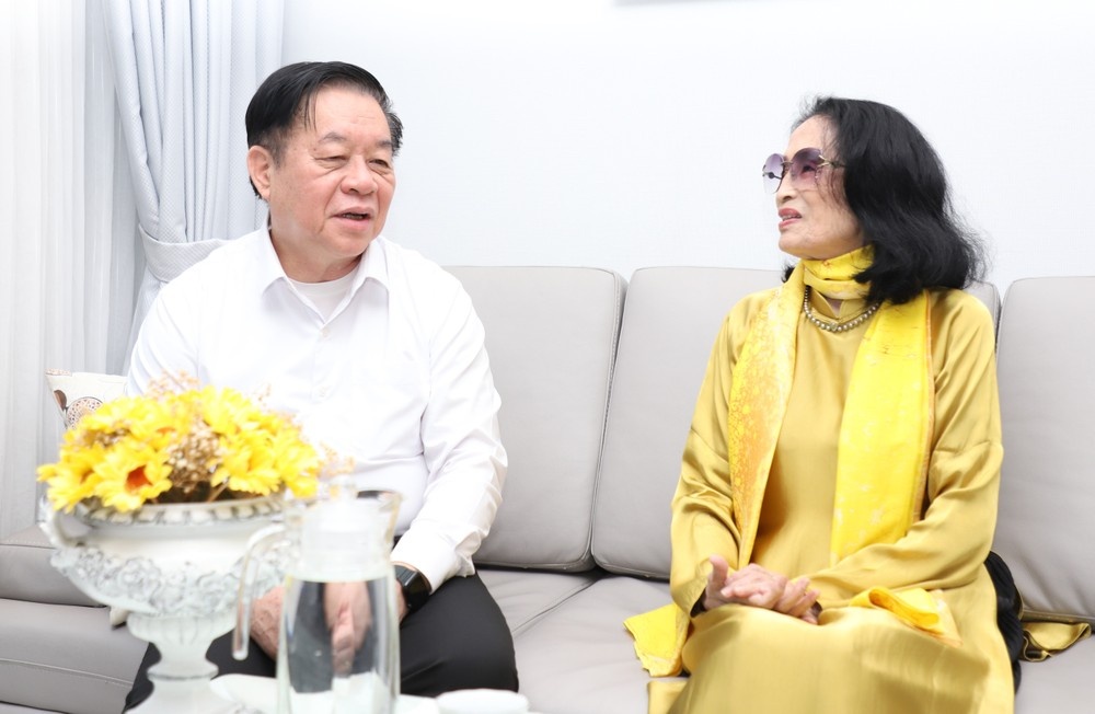 Truong ban Tuyen giao Trung uong chuc Tet NSND Tra Giang hinh anh