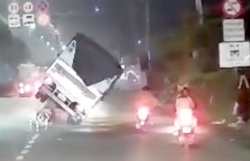 Xe tai lat giua duong, suyt de trung 4 nguoi o TP.HCM hinh anh