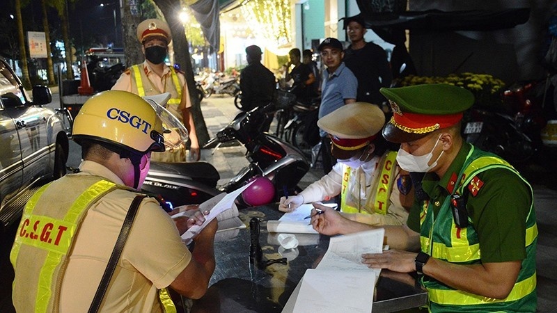 Giao oto cho nguoi khong du dieu kien lai, chu xe bi phat 29 trieu hinh anh