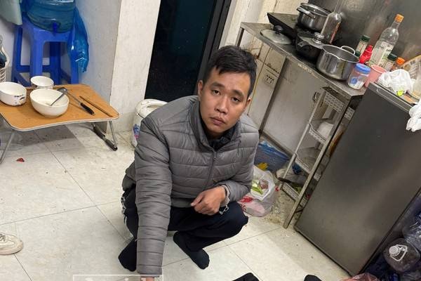 Quen tren 'Hoi vo no thich lam lieu', 2 thanh nien ru nhau cuop giat hinh anh