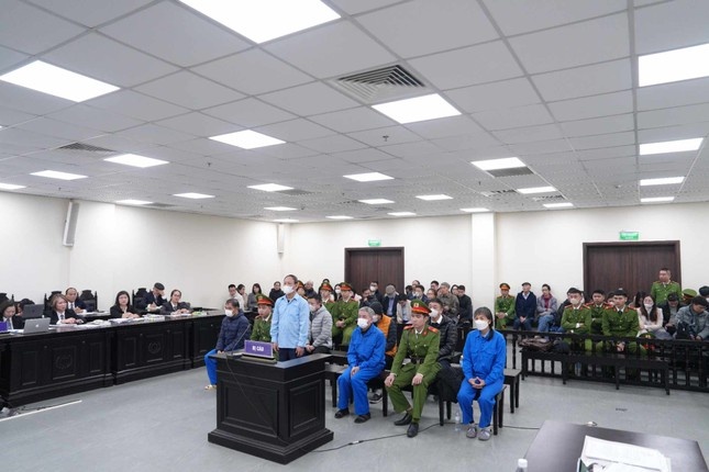 NXB Giao duc,  Nguyen Duc Thai,  Phung Vinh Hung,  Minh Cuong Phat anh 1