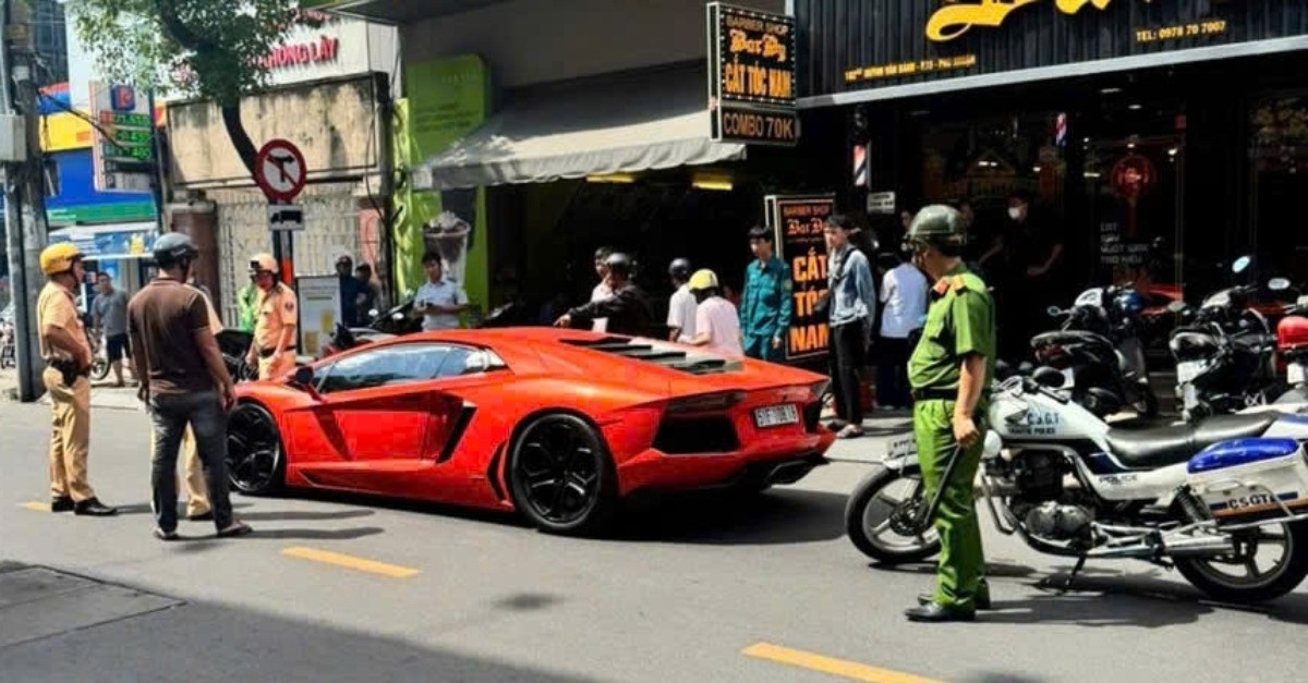 Cu ong 70 tuoi，  Lai xe Lamborghini anh 1