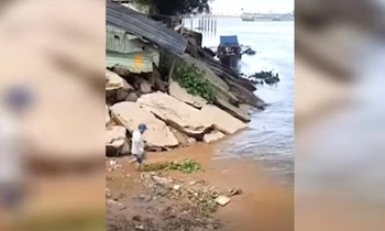 Phat hien thi the co gai duoi song hinh anh