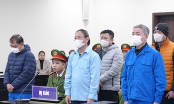 Cuu Chu tich Nha xuat ban Giao duc Viet Nam linh 12 nam tu hinh anh