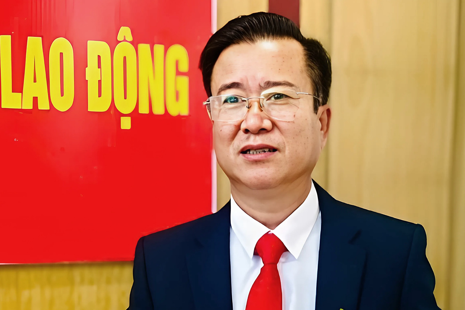 Nguyen Truong ban Tuyen giao huyen xin nghi som, co the nhan 2,5 ty hinh anh