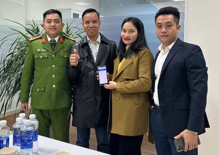 Nu giao vien nho cong an tim nguoi chuyen nham 300 trieu dong hinh anh