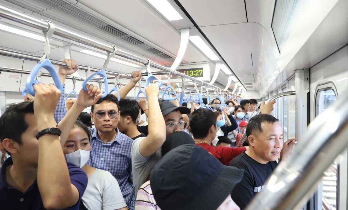 Ly do tau metro so 1 Ben Thanh - Suoi Tien phai dung khan cap hinh anh