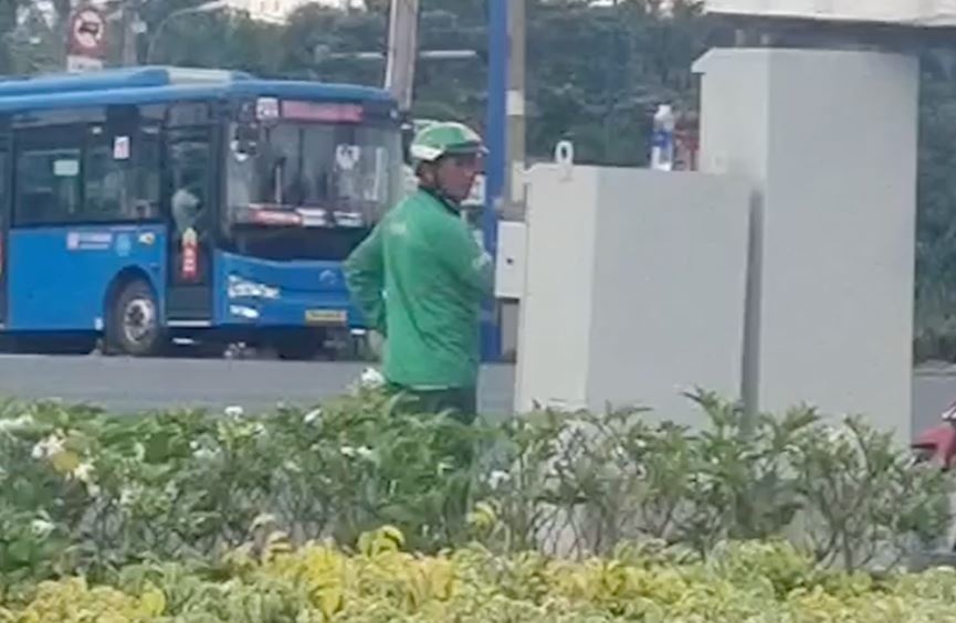 Xac minh nguoi mac do GrabBike chinh tin hieu den giao thong o TP.HCM hinh anh