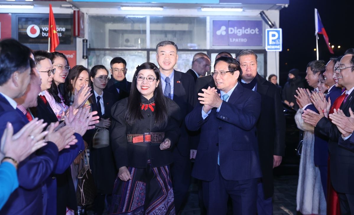 Thu tuong thong bao tin vui dac biet voi kieu bao tai Czech hinh anh