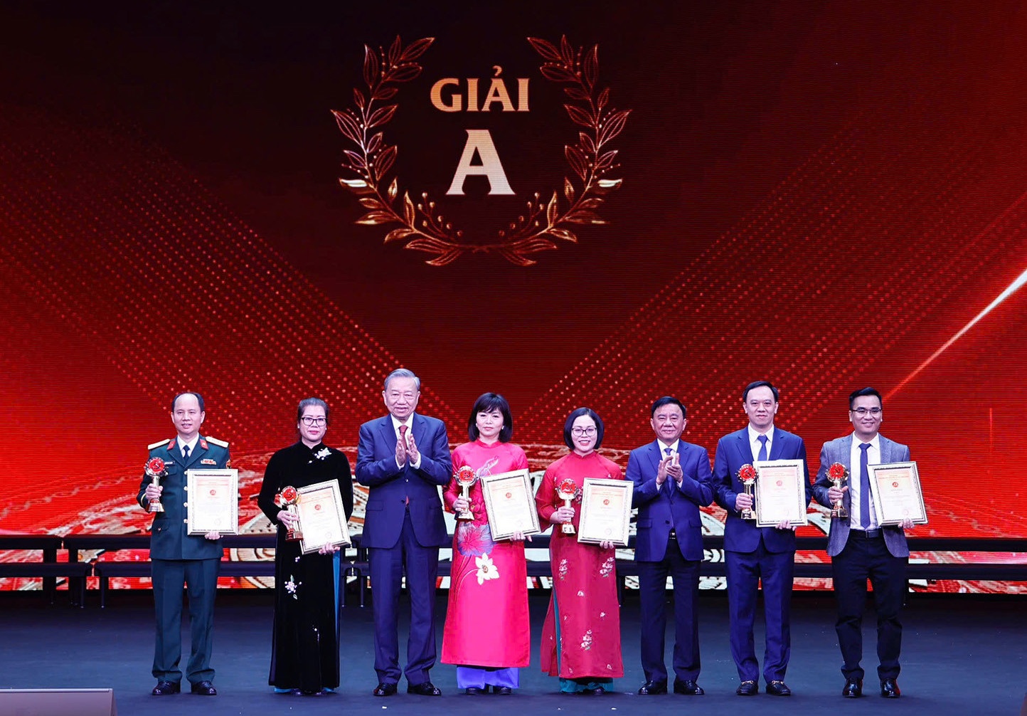 Trao 6 giai A giai Bua liem vang 2024 hinh anh