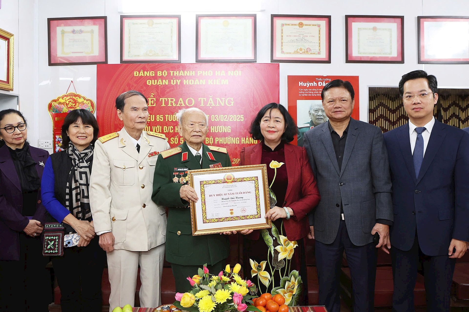 Trao Huy hieu 85 nam tuoi Dang cho Thieu tuong Huynh Dac Huong hinh anh