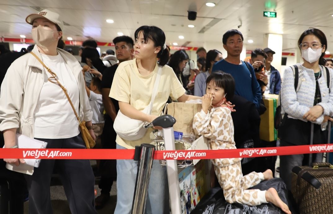 San bay Tan Son Nhat vao cao diem don 4 trieu luot khach dip Tet hinh anh