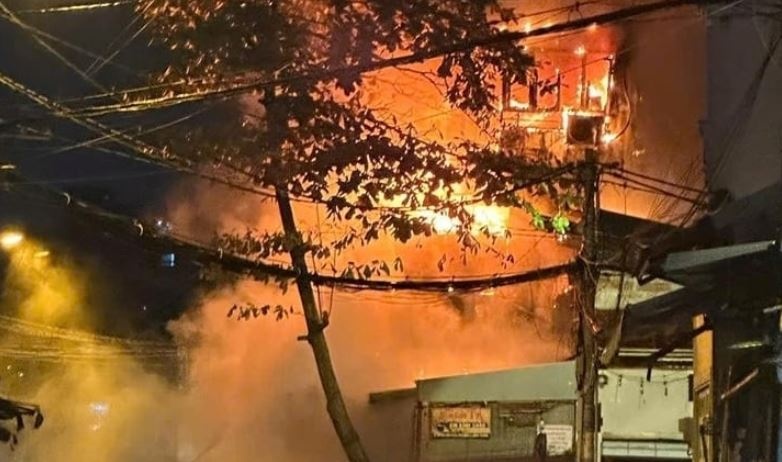 Nha 5 tang o TP.HCM chay do ruc trong dem hinh anh