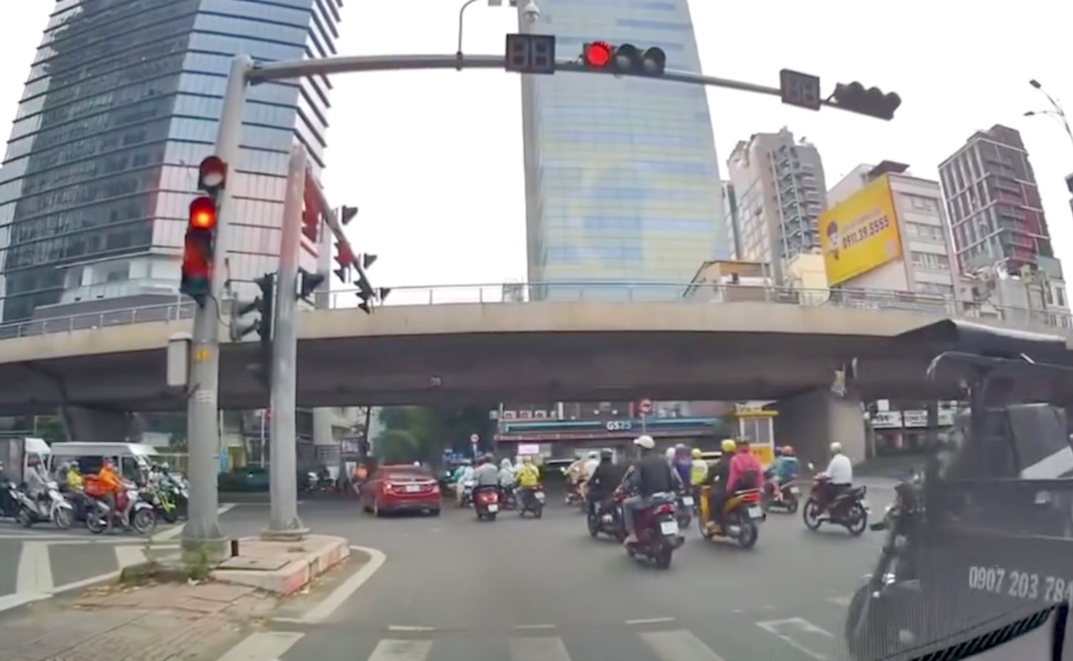 CSGT TP.HCM noi gi ve su co den chuyen dot ngot tu xanh sang do? hinh anh