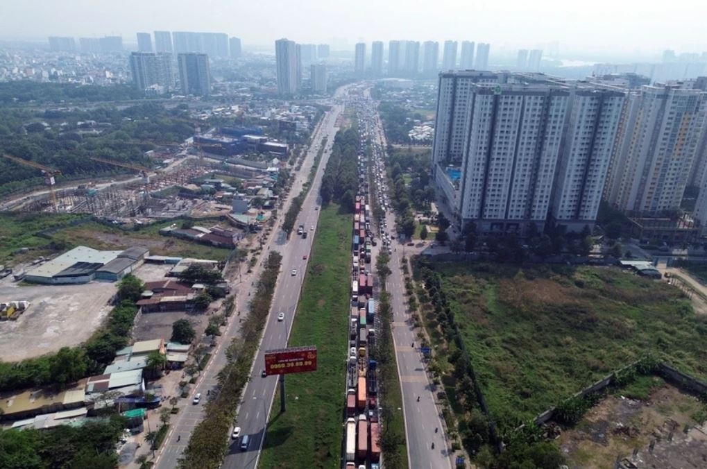 TP.HCM: Phuong tien xep hang dai tren cac truc duong chinh phia Dong hinh anh