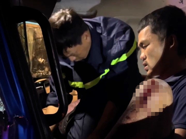 Tai nan tren cao toc Da Nang - Quang Ngai, tai xe mac ket trong cabin hinh anh