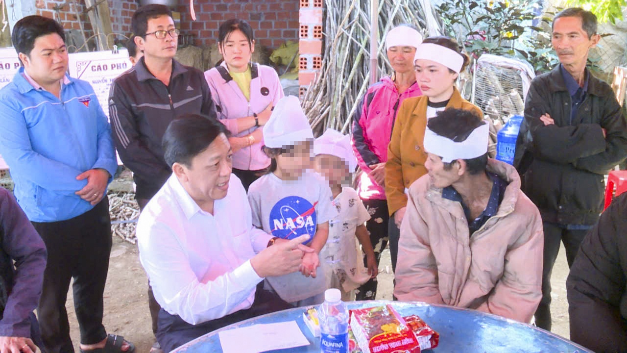 Vo chong bi lat thuyen trong dem, hai con nho bo vo hinh anh