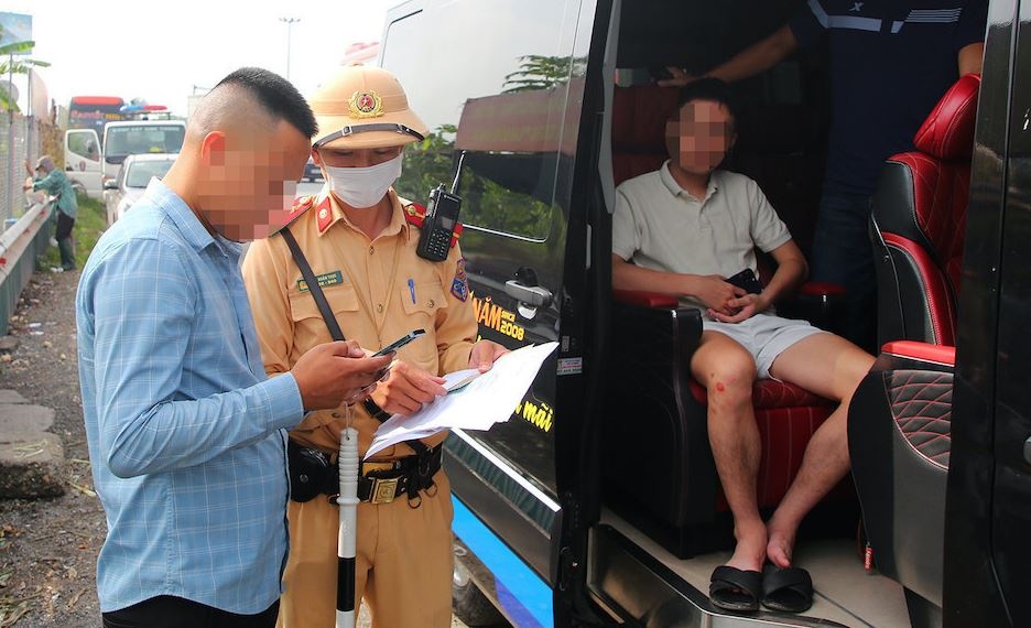 Lai xe lien tuc qua 4 gio bi phat, tac duong co duoc bu thoi gian? hinh anh