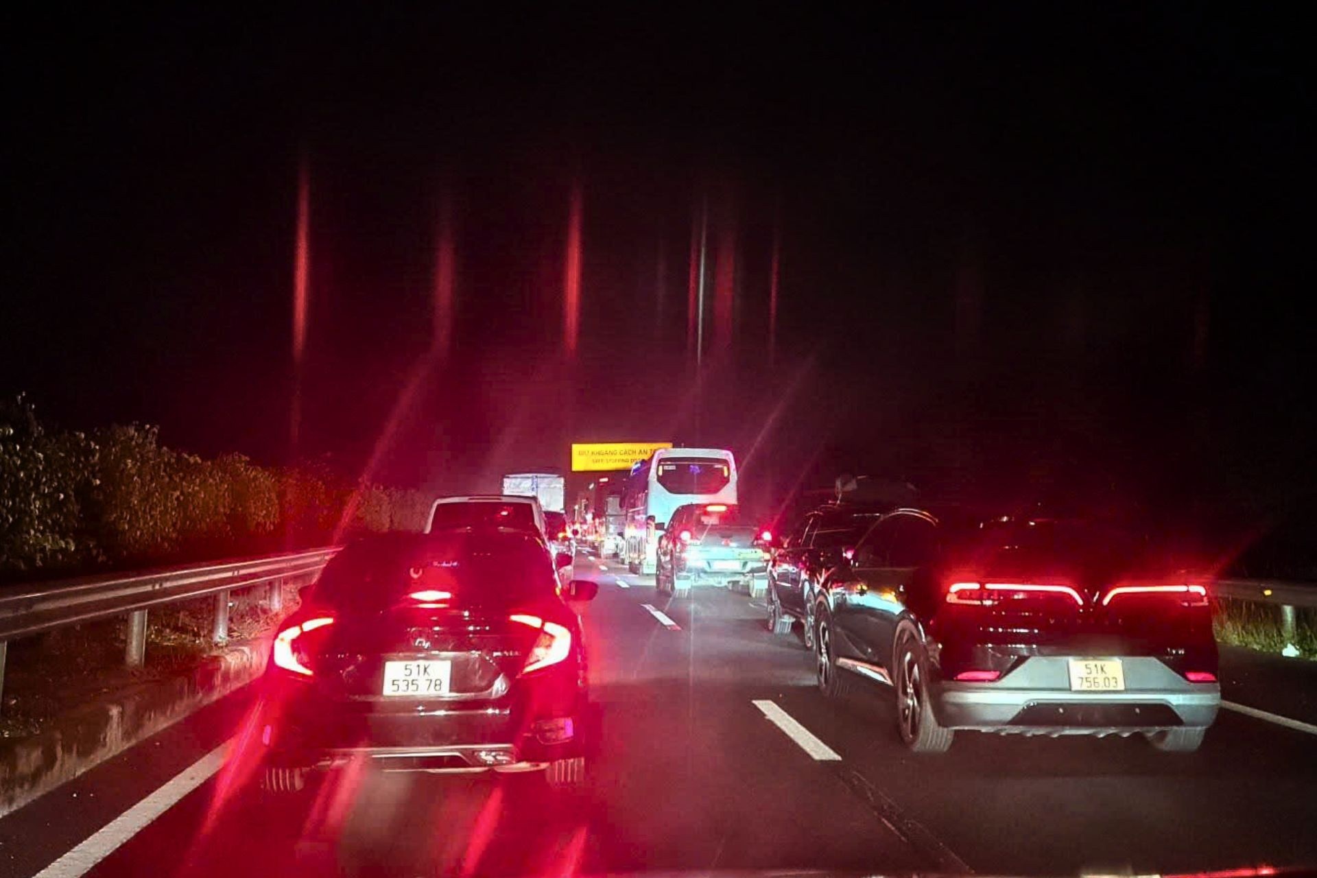 Xe container boc chay, cao toc TP.HCM - Dau Giay un tac dai 3 km hinh anh