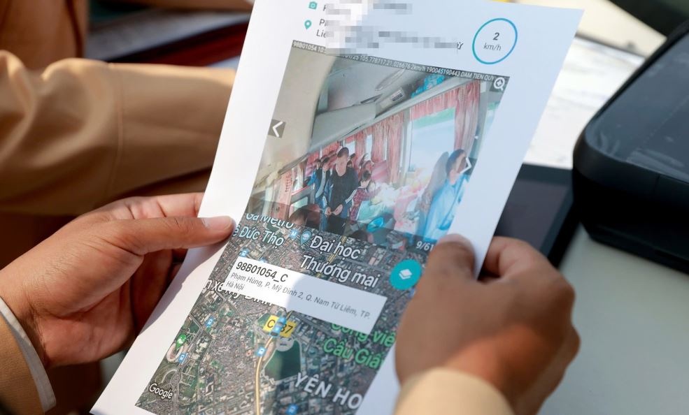 Tai xe xe khach bat ngo duoc CSGT in hinh anh vi pham tu camera hinh anh